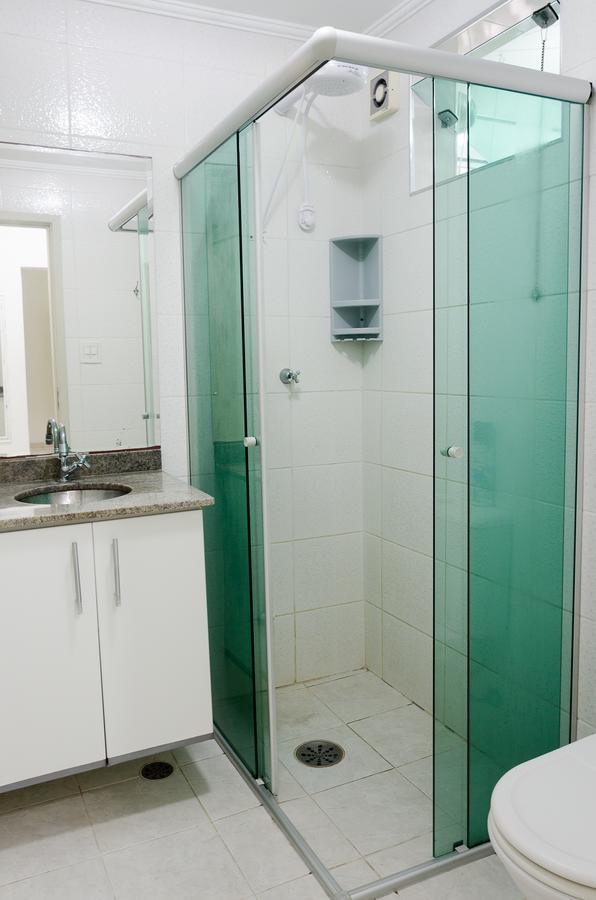 Apto com Ar condicionado a 200 m da praia - atrás do Shopping Enseada Apartamento Guarujá Exterior foto