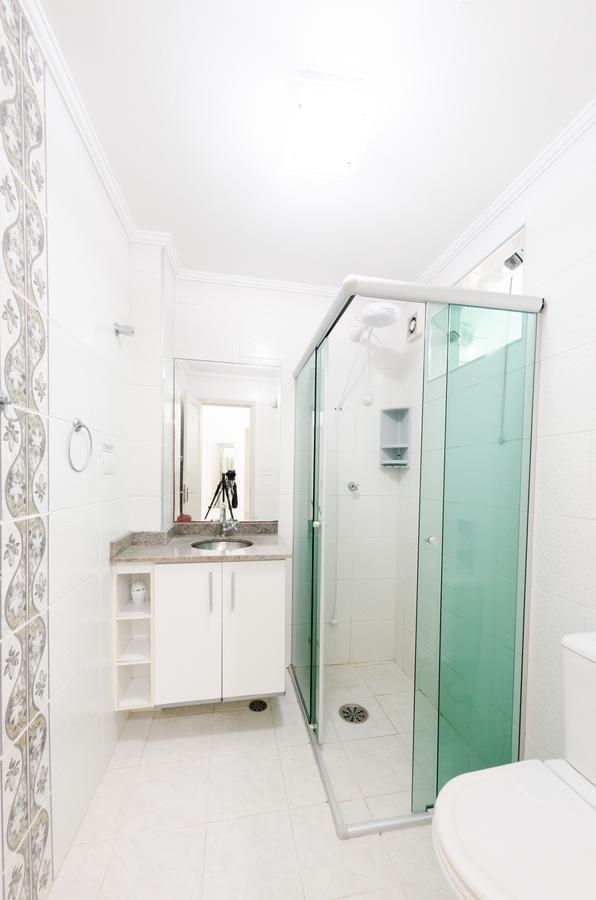Apto com Ar condicionado a 200 m da praia - atrás do Shopping Enseada Apartamento Guarujá Exterior foto